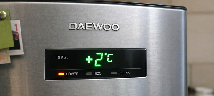 На холодильнике Daewoo мигает температура 
